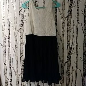 Sleeveless white and black dress